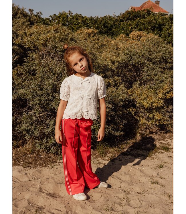 Weiße Bluse mit Lochstickerei