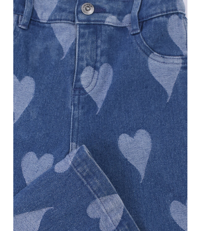 Dunkle Jeans mit Herzchenmuster