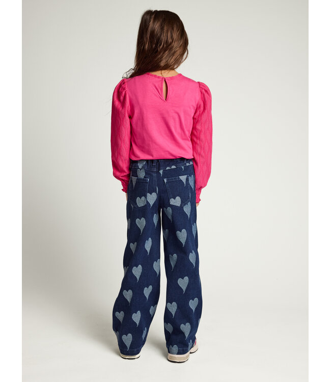 Dunkle Jeans mit Herzchenmuster