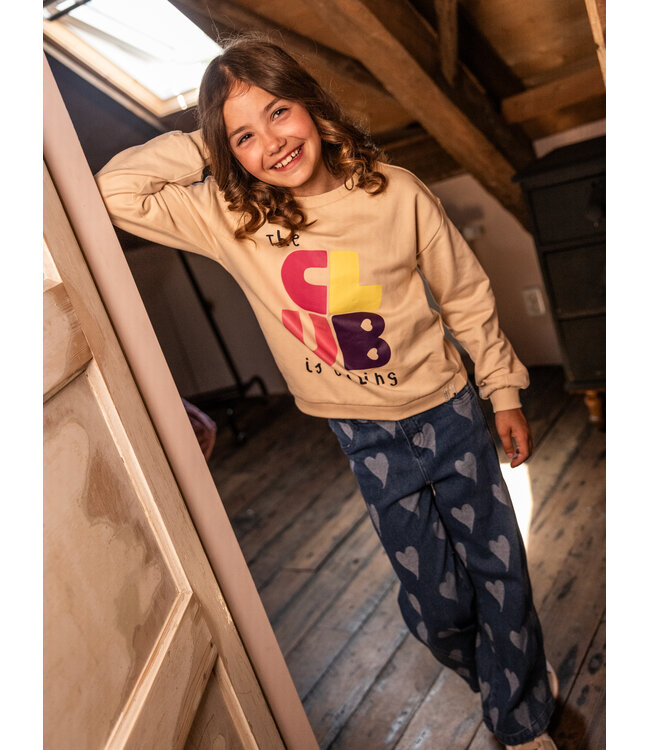Dunkle Jeans mit Herzchenmuster