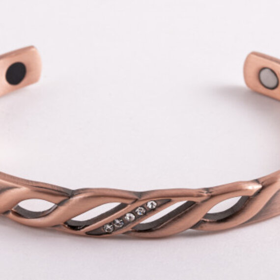 Handgemaakte koperen armband met mantra Om Aum symbool voor spiritualiteit en magneettherapie in sieradenzakje Handgemaakte koperen armband met mantra Om Aum symbool voor spiritualiteit en magneettherapie in sieradenzakje