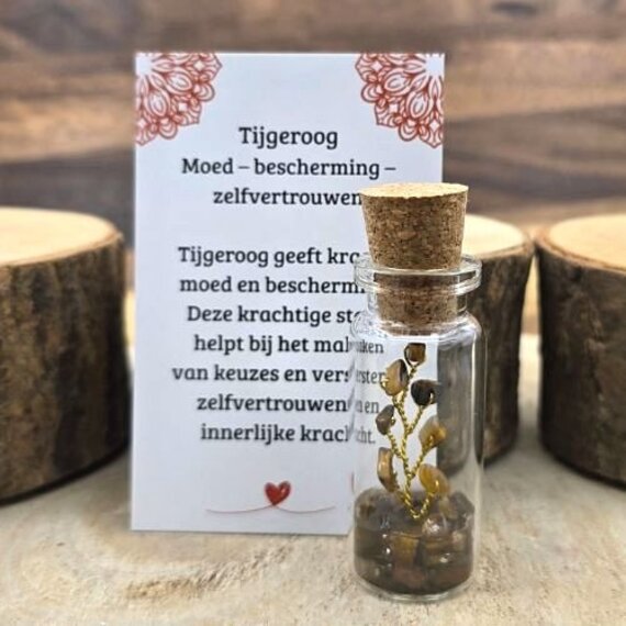 Flesjes en potjes gevuld met prachtige edelstenen - Spirituele winkel