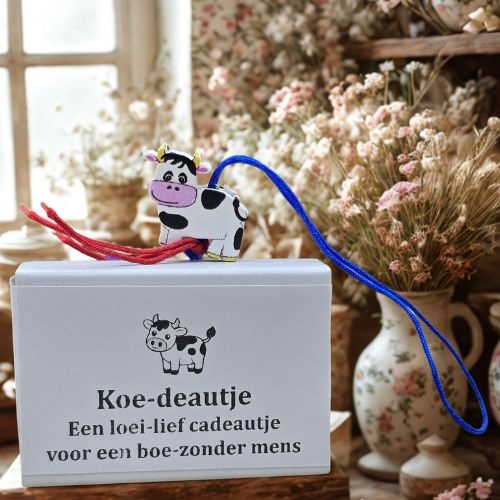 Toon details van Koe-deautje - Wensdoosje met Houten Koe Gelukshangertje https://cdn.webshopapp.com/shops/259273/files/497196860/file.jpg