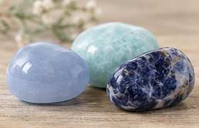 Detailfoto van edelstenen die passen bij het keelchakra