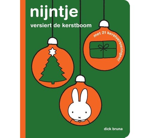 Nijntje versiert de kerstboom