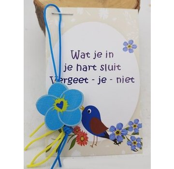 Kaartje met een vergeet mij nietje hangertje