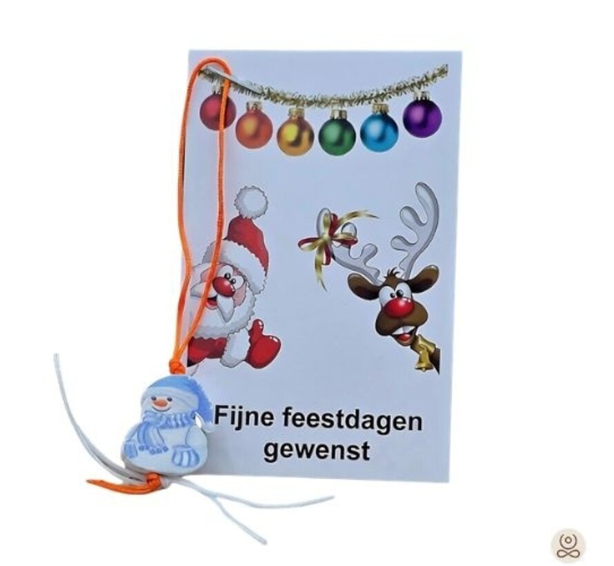 Kerstkaartje met sneeuwpop gelukshangertje – kleine kerstattentie om uit te delen
