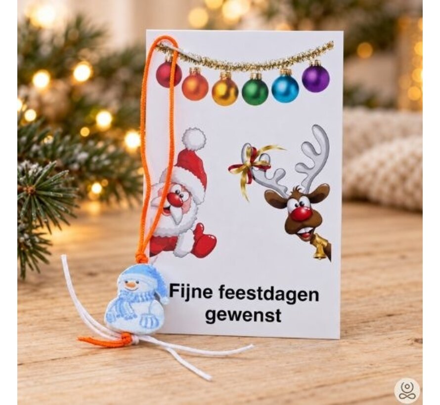 Kerstkaartje met sneeuwpop gelukshangertje – kleine kerstattentie om uit te delen