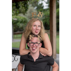 Diadeem 18 jaar met glitter goudkleurige cijfers Diadeem 18 jaar met glitter goudkleurige cijfers