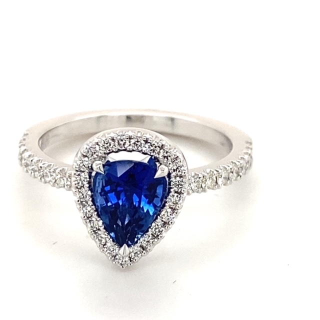 Sold at Auction: Een dubbele entourage ring bezet met saffier en diamant