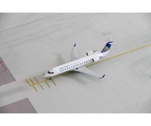 NG Model 1:200 United Express CRJ-200