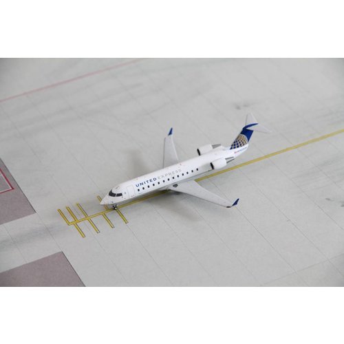 NG Model 1:200 United Express CRJ-200