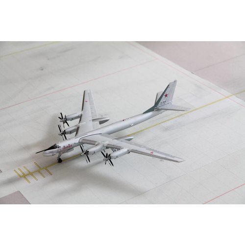 Herpa 1:200 Soviet Air Force Tupolev TU95MS Herpa 1:200 Soviet Air Force Tupolev TU95MS