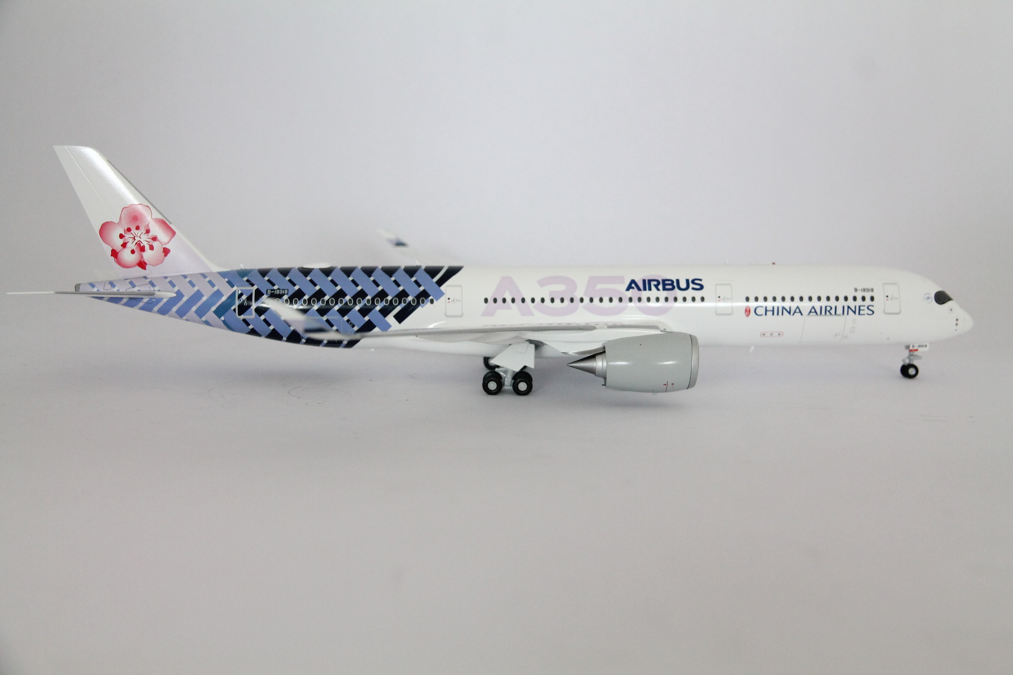 Phoenix 04225 China Airlines Airbus A350-900 Carbon B-18918 Diecast 1/400 Model 