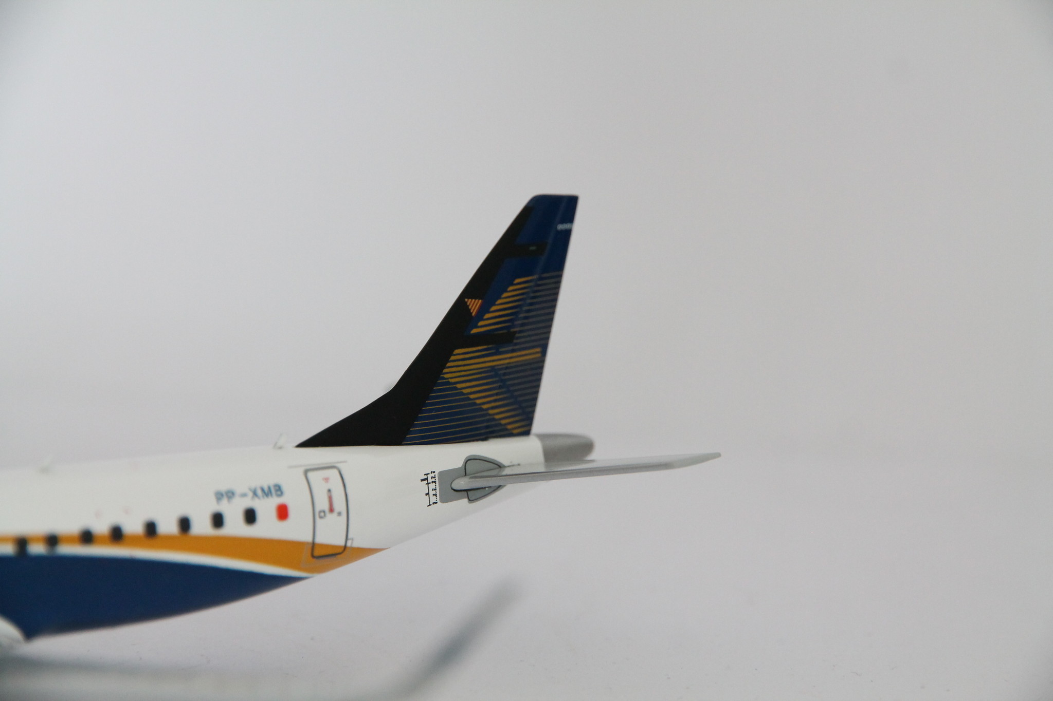 LH2218 JC Wings 1:200 Embraer ERJ-190 'House Colours' PP-XMB 