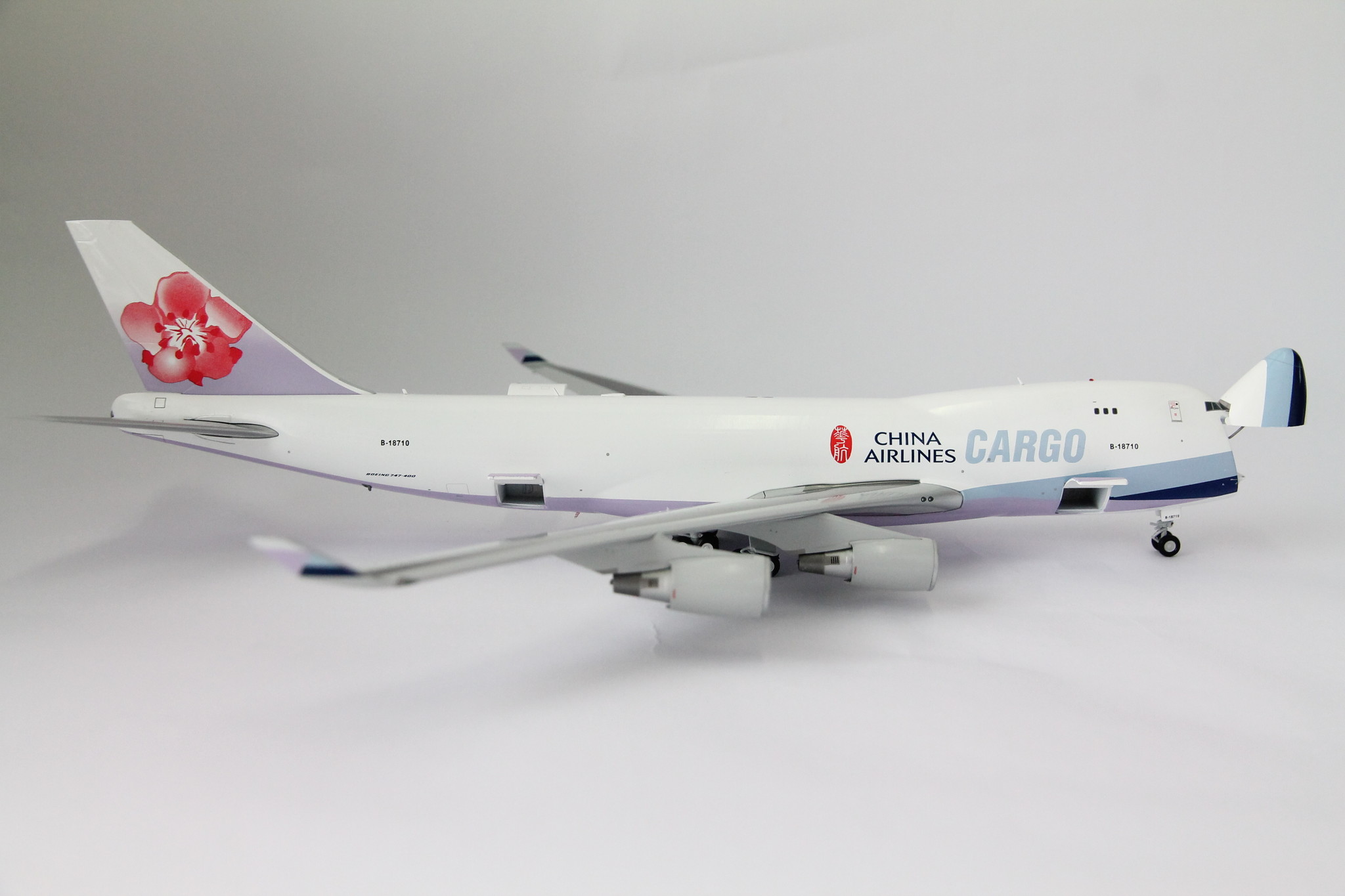 pre-Painted/pre-Built GEMG20929 1:200 Gemini Jets China Airlines Cargo Boeing 747-400F Reg #B-18710 Interactive Series 