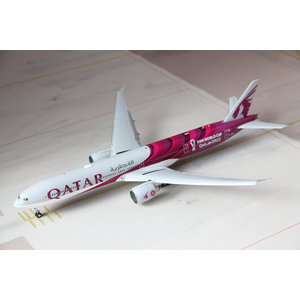 Gemini Jets 1:200 Qatar Airways "World Cup 2022" B777-300ER - Flaps Down