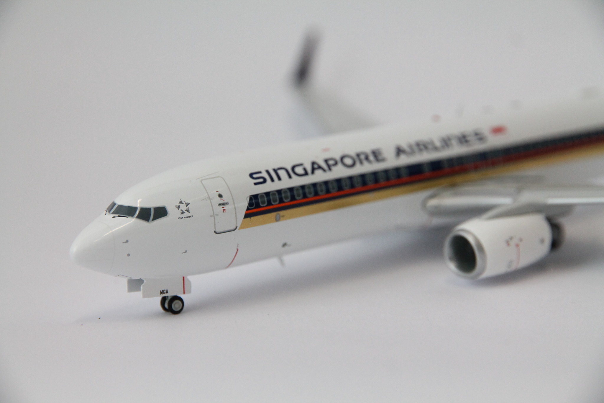 1:200 Singapore Airlines Boeing 737-800 9V-MGA JC Wings EW2738015 Diecast  Trading