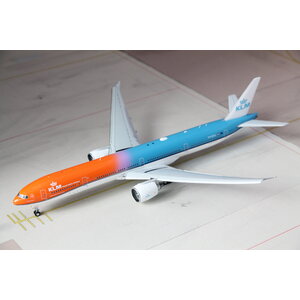 JC Wings 1:200 KLM B777-300 Orange Pride - Flaps down