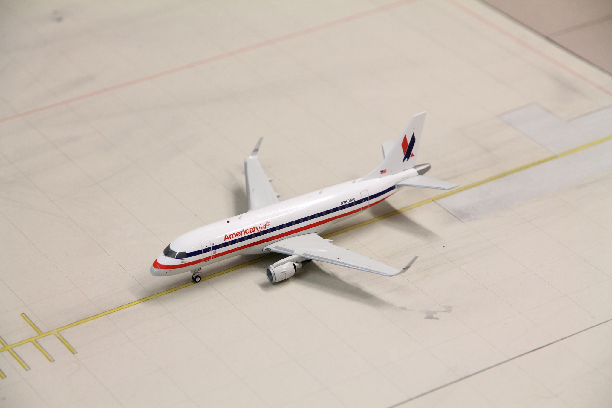 美品】 希少品 1/200 CRJ200 アメリカンイーグル航空 N230PS 中古品 