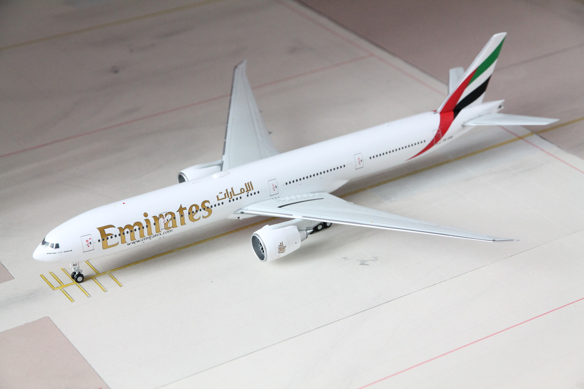 1:200 Emirates Boeing B777-300 A6-END Gemini200 G2UAE1079
