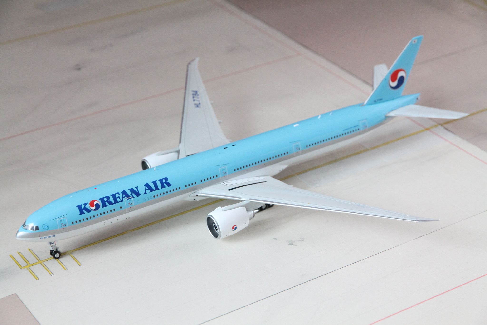 航空機・ヘリコプター KOREAN AIR B777-300ER 1/200 8 KOREAN AIR B777-300 Hasegawa 1/200 Assembly - YouTube