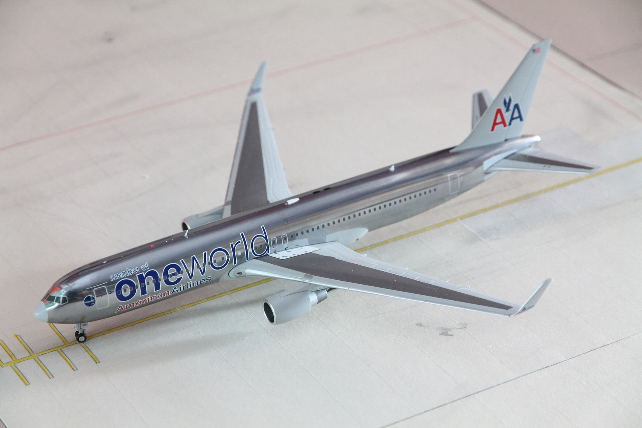 1:200 American Airlines B767-300(ER) One World N395AN JC Wings 