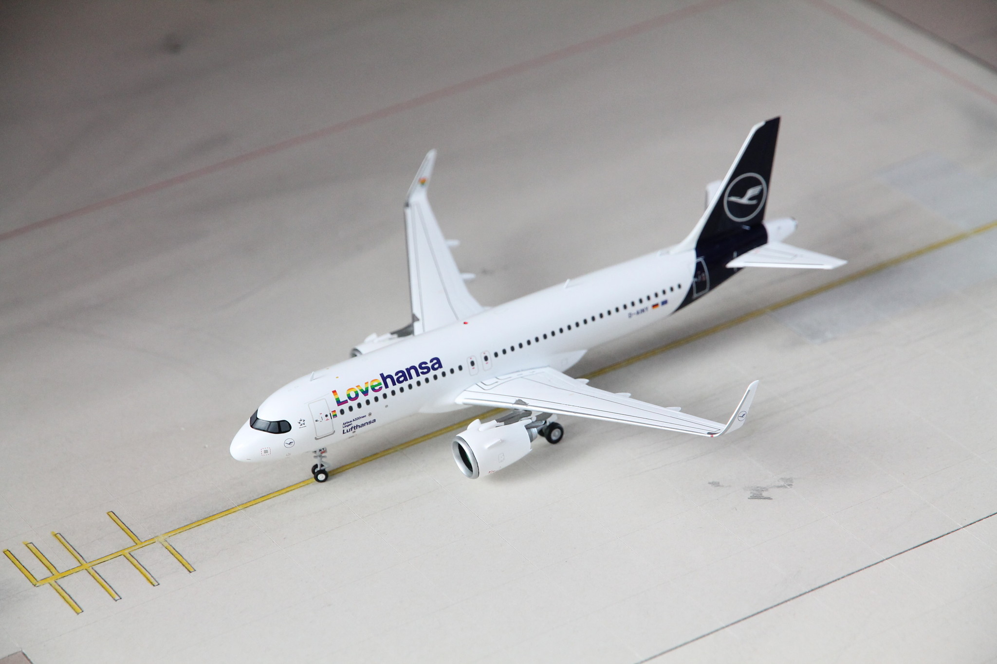 最終価格　Gemini 200 Lufthansa A320neo Airbus A320neo Commercial Aircraft Lufthansa LoveHansa White