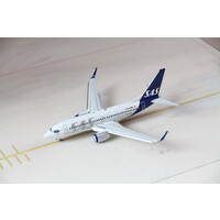 1:200 SAS Scandinavian Airlines B737-700 - Flaps Down