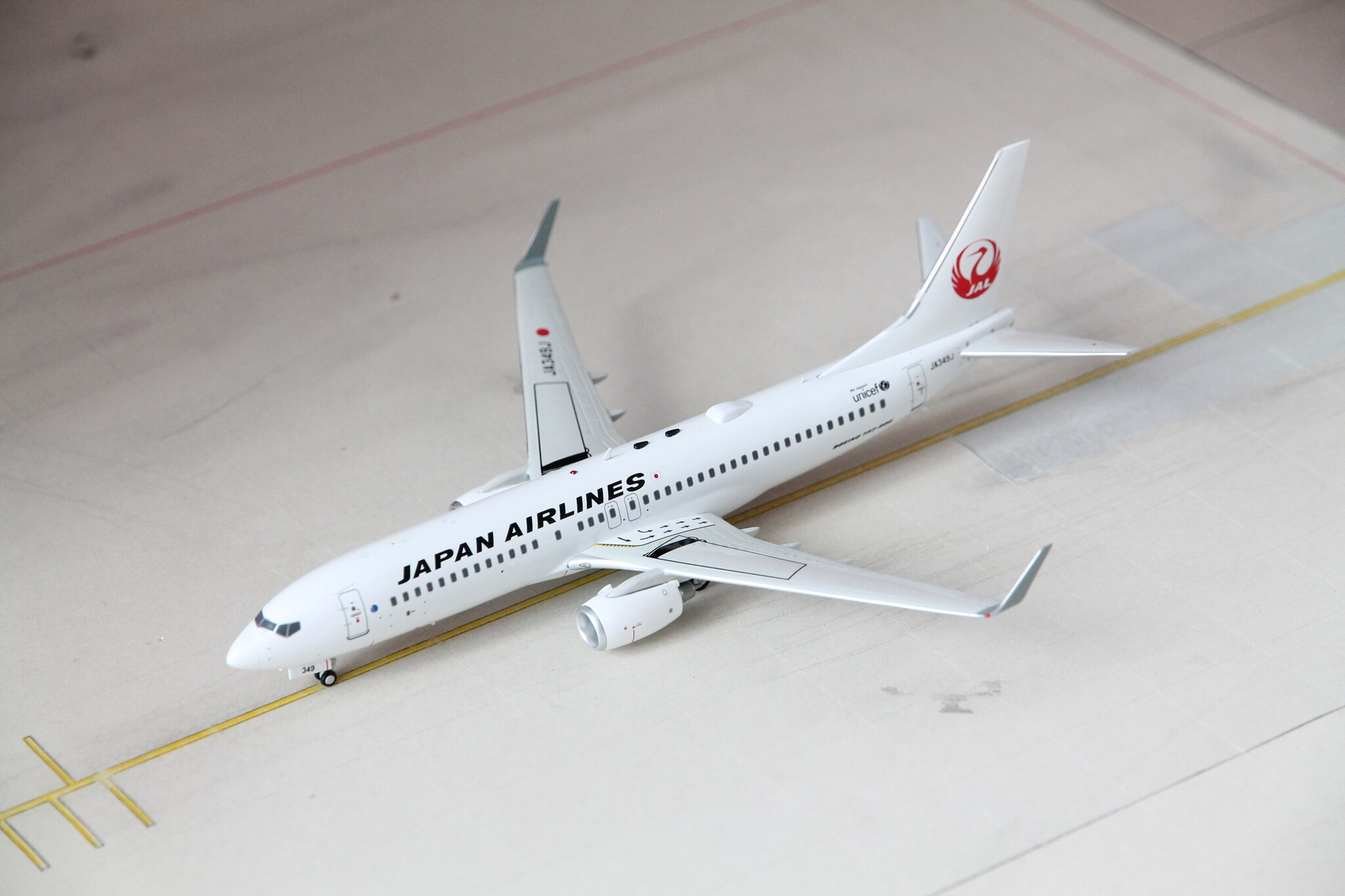 【新品】JAL 日本航空 B737-800 JA349J 1/200 JFOX Amazon.co.jp: JAL 日本航空 B737-800 JA349J 1 200 JFOX : おもちゃ