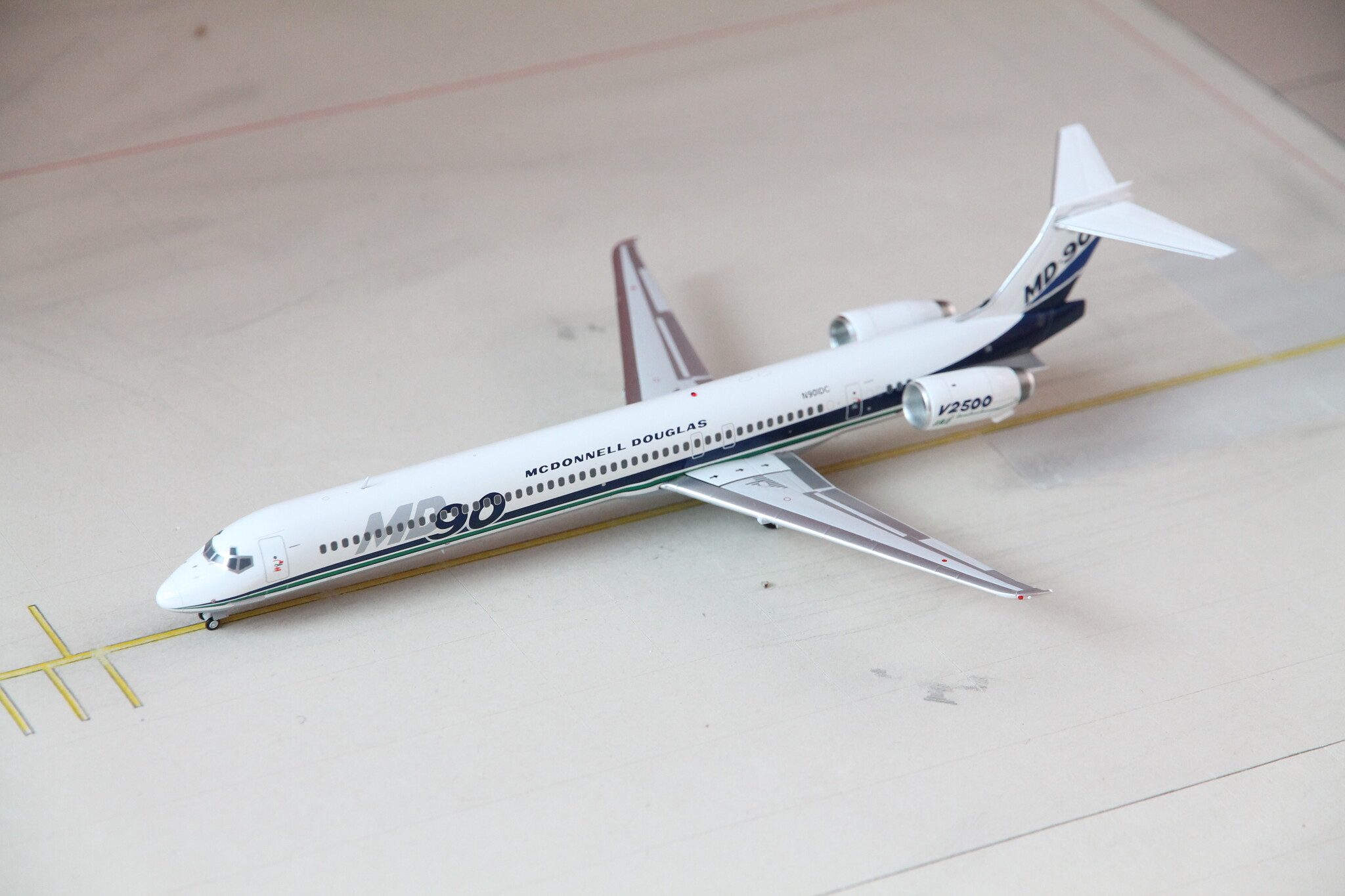 1:200 McDonnell Douglas House Color MD-90 N901DC JC Wings LH2501