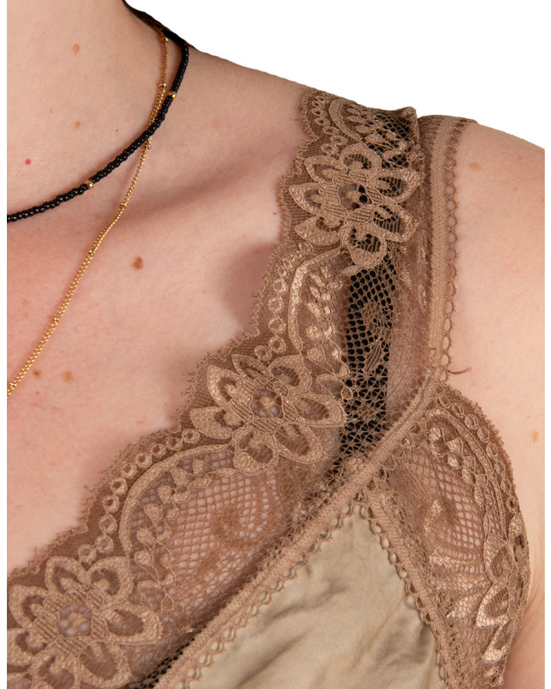 Taupe/brons satijnen hemdje met kant van New Collection