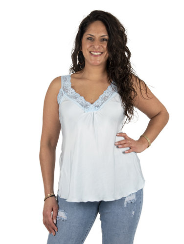 New Collection Lichtblauw satijnen hemdje met kant van New Collection