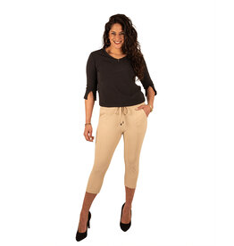 Mi  Piace Beige travelstof capribroek van Mi Piace