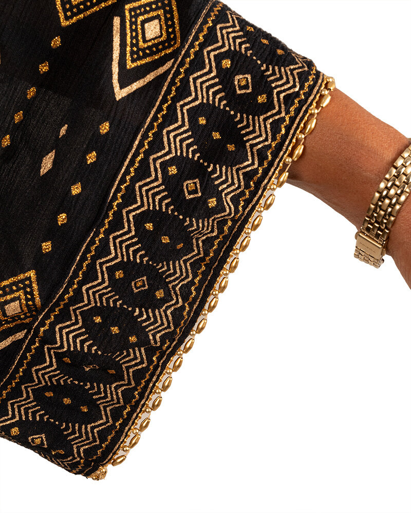 Zwarte tuniek met goudkleurige details en V-hals  van Sumitra