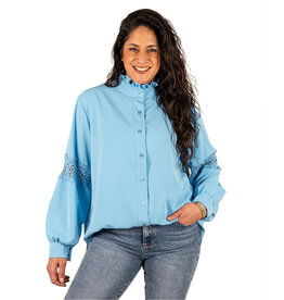 El-Vita Licht blauwe blouse met gehaakte doorkijkmouw