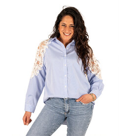 Blauw/wit gestreepte blouse met gehaakte schouder
