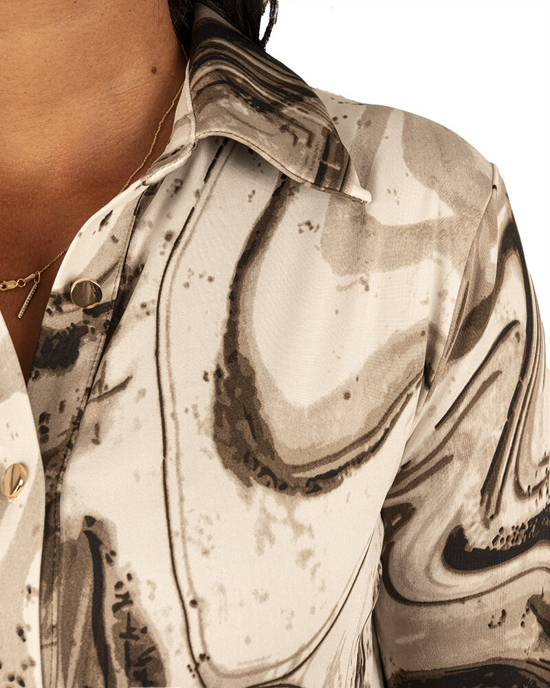 Ecru/bruin print travelstof blouse van By Swan