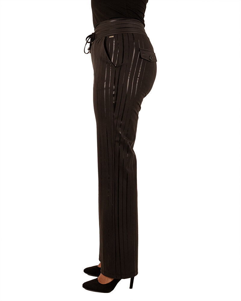 Zwarte travelstof pantalon met met glanzende print van Mi Piace
