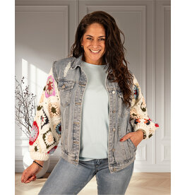 Jeans jasje met grofgehaakte mouwen