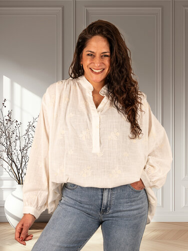 Off-white blouse met borduur