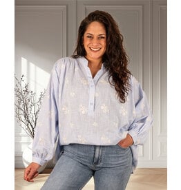 Lichtblauwe blouse met borduur