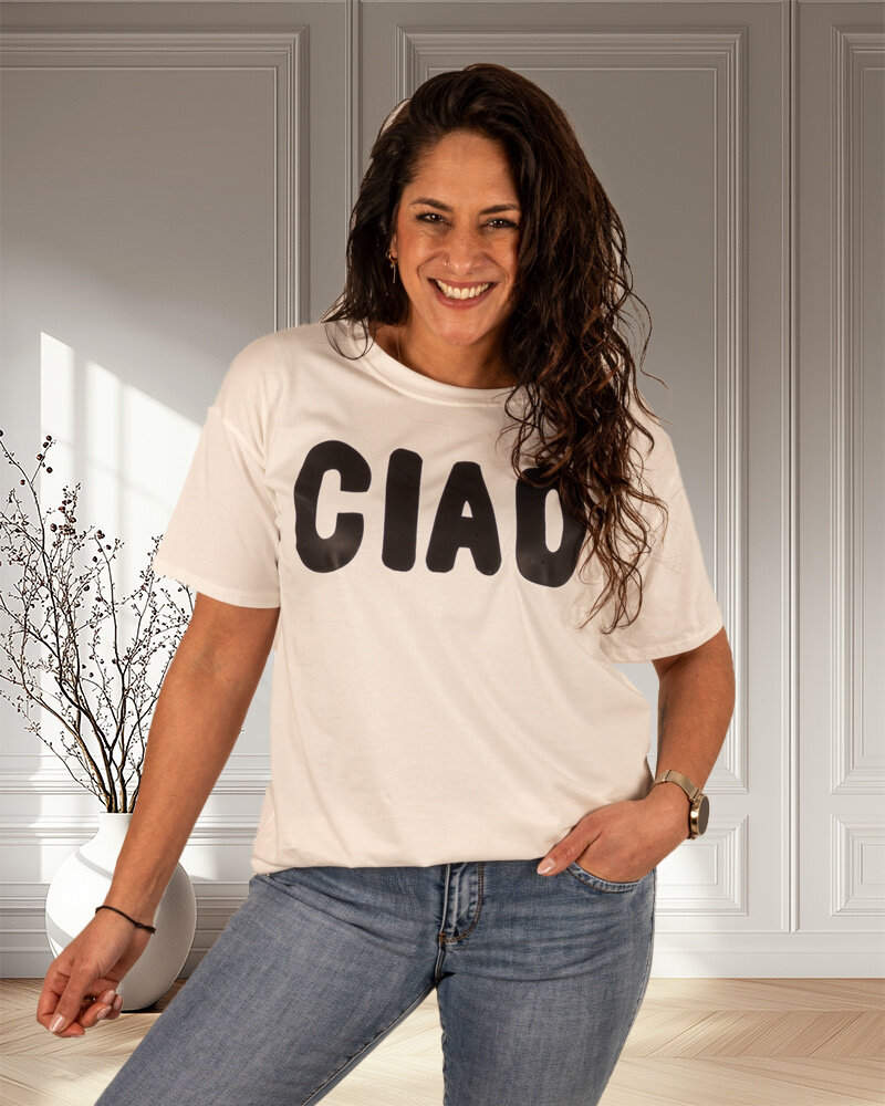 Wit T-shirt met zwarte "Ciao" print