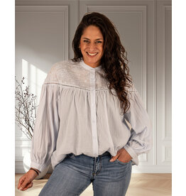 Lichtblauwe blouse met kant