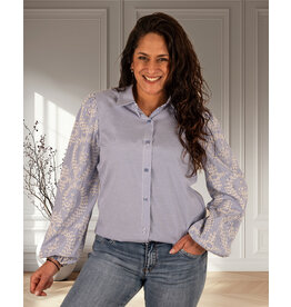 Gemma Ricceri Blauw/wit  blouse geborduurde mouwen