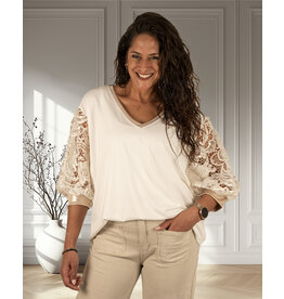 Gemma Ricceri Off-white shirt met kanten mouw