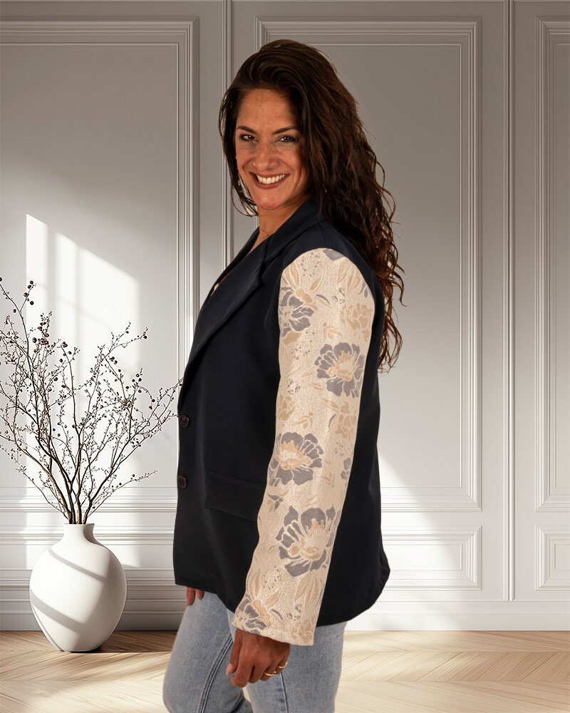 Donkerblauwe blazer met bloemenmouw van El-Vita