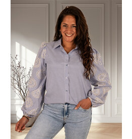 Gemma Ricceri Blauw/wit  blouse geborduurde mouwen