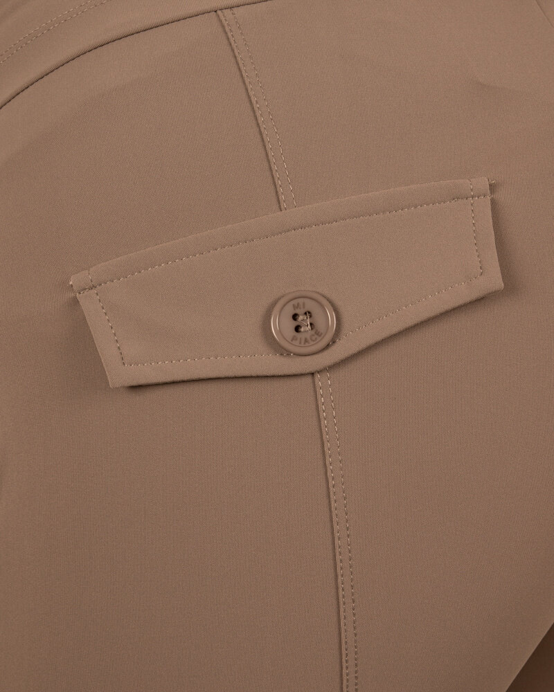 Taupe travelstof capribroek van Mi Piace