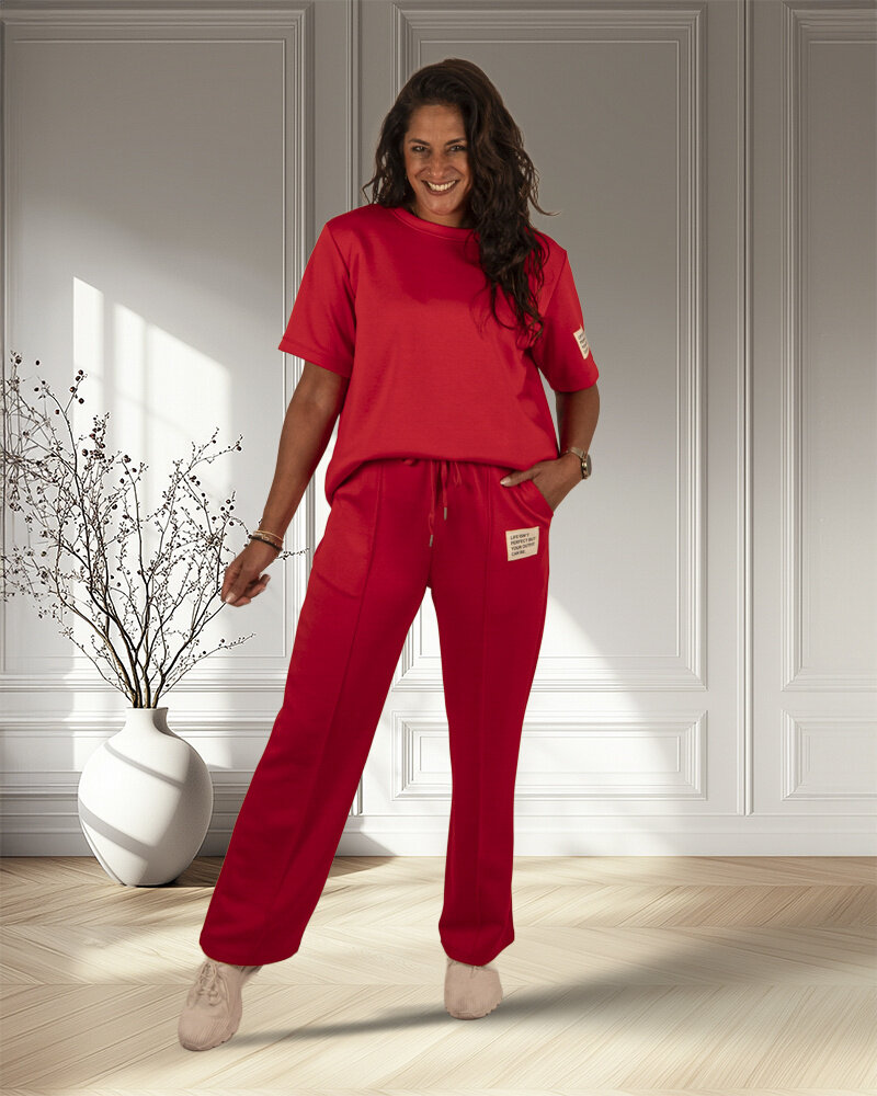 Rood joggingpak lang van El-Vita